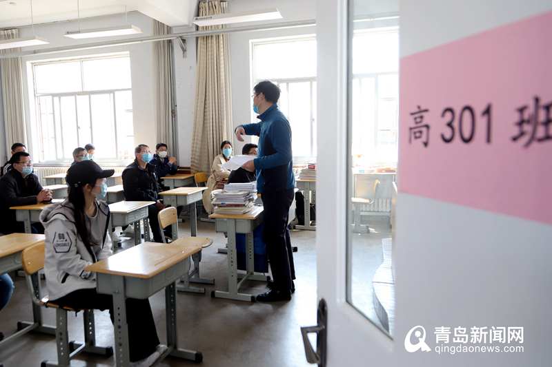 青岛西海岸新区实验高级中学的教师模拟学生在教室上课.