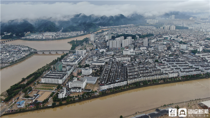 歙县城区河流洪水已经退去,防洪压力依然很大.