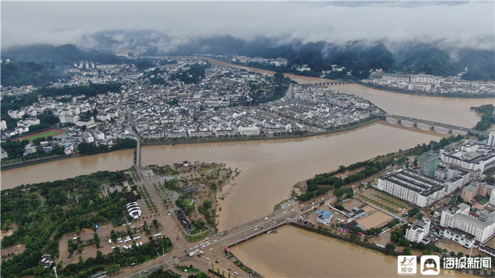 当地多条河流在歙县城区汇聚,7日的持续强降雨及上游洪峰过境,导致