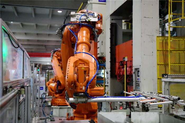 青岛海尔洗碗机车间内,机器人正在组装洗碗机抽屉.(王雪)