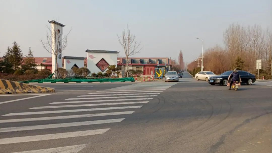 出村路口装上红绿灯,村民竖起大拇指!