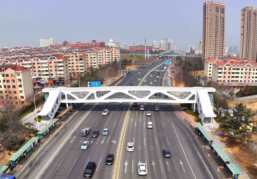 城市更新建设西海岸新区这座高颜值人行天桥火了