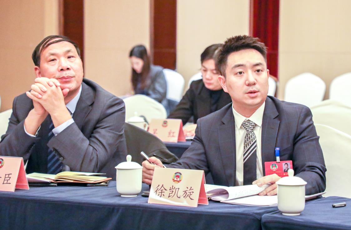 区政协三届三次会议举行分组讨论